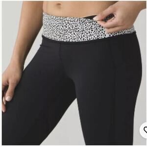 Lululemon Black with Patterned Waist Band Side Pockets Size 6